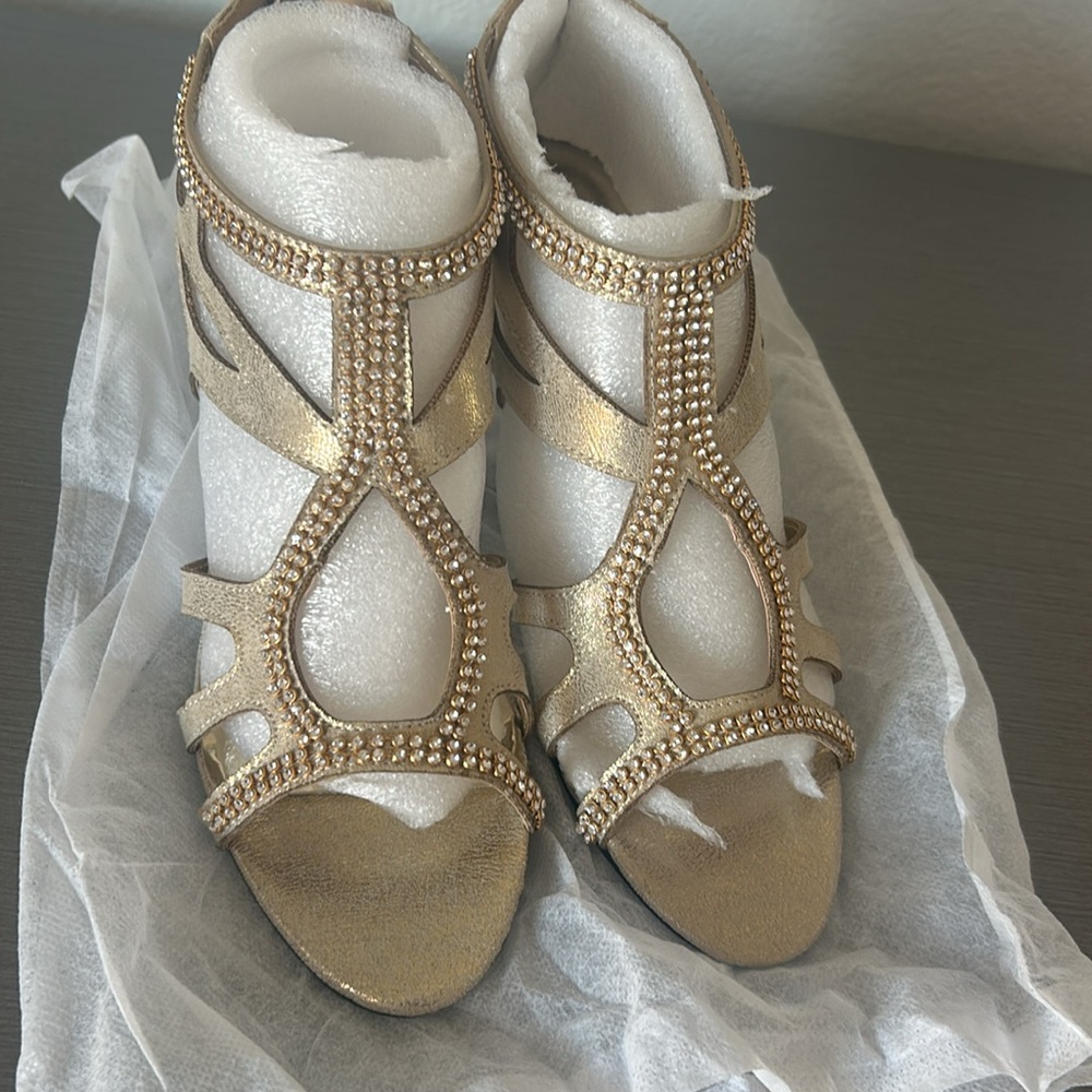 Sandals gold heels Easy street. formal wear. stone embellishment. size 7. NWOT - Picture 14 of 14